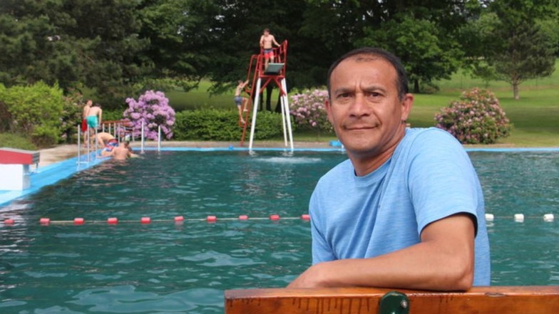 Im Waldbad Wehrsdorf wacht Schwimmmeister Amir Dilmaghani über die Sicherheit der Badenden.