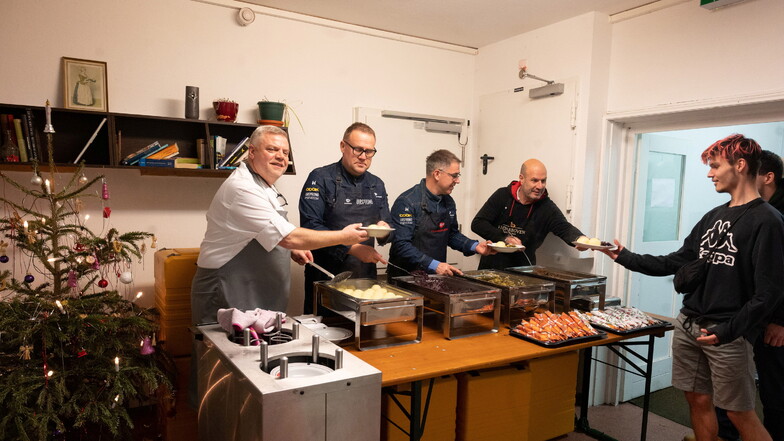 Die Dresdner Gastronomen Lutz Mißling, Jens Budde, Janek Ehm und Frank Navratil (v.l.) haben ein Weihnachtsmenü für 180 Obdachlose und andere Bedürftige gekocht.