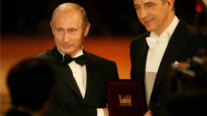 Dem Opernballgast Wladimir Putin verleiht Tillich 2009 den sächsischen Dankesorden.