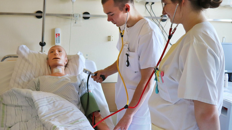 Im September 2020 haben am Malteser Krankenhaus Görlitz zehn Auszubildende mit der neuen generalisierten Pflegeausbildung begonnen. Wer sich für einen Pflegeberuf interessiert, kann vor dem Ausbildungsstart ein Freiwilliges Soziales Jahr im Krankenhaus ab