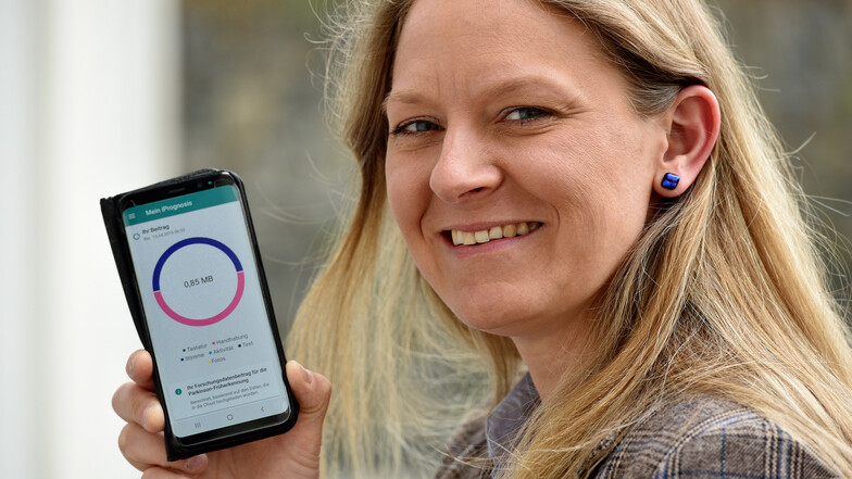 Lisa Klingelhöfer zeigt die App zur Früherkennung von Parkinson vor.