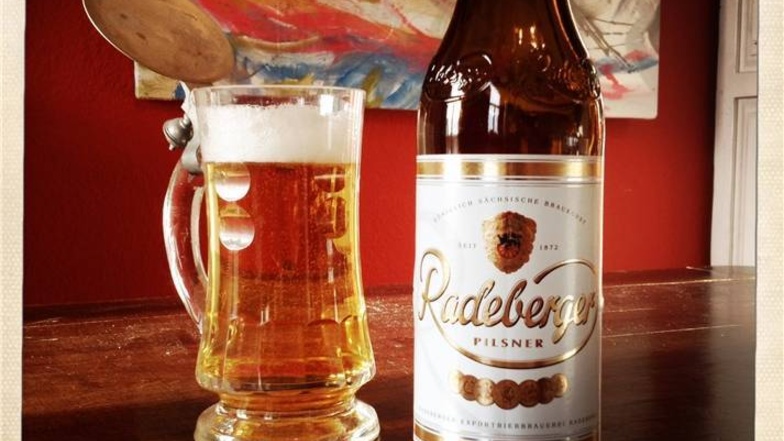 1. Platz: Das trinkt man auch im Westen, schon wegen der Fernsehwerbung mit Semperoper: Radeberger Bier ist die bekannteste Marke in Sachsen. 98,2 Prozent der Sachsen kennen das Pils aus dem Oetker-Konzern.