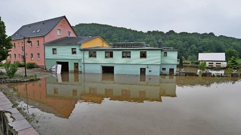 Im Jahr 2013 standen Häuser an der Muldentalstraße unter Wasser. Der neu gebaute Damm hatte nicht den gewünschten Schutz gebracht.