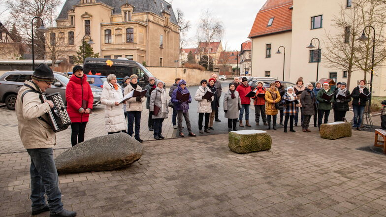 Die Singgemeinschaft Großenhain e.V.
vor dem Seniorenheim pro civitate. Auch für das Diakonie-Pflegeheim gab es im Dezember ein Konzert.