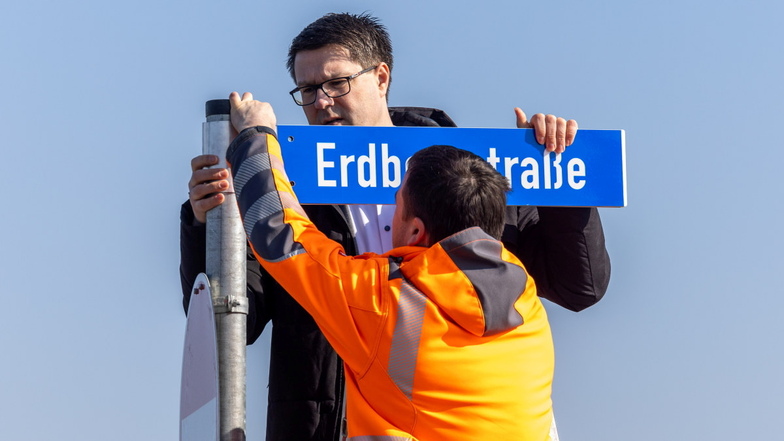Gemeinsam mit Michael Gindler vom Bauhof bringt Sven Liebhauser das Schild an.