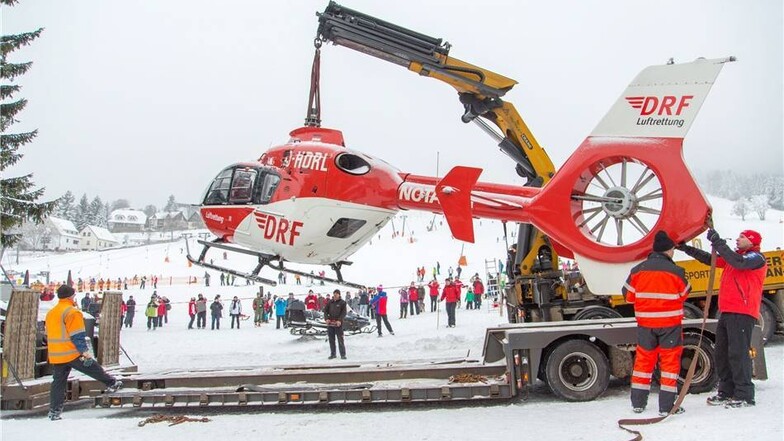 Ein am 26. Januar im Schnee abgerutschter Hubschrauber der DRF Luftrettung ist am Tag danach geborgen worden.