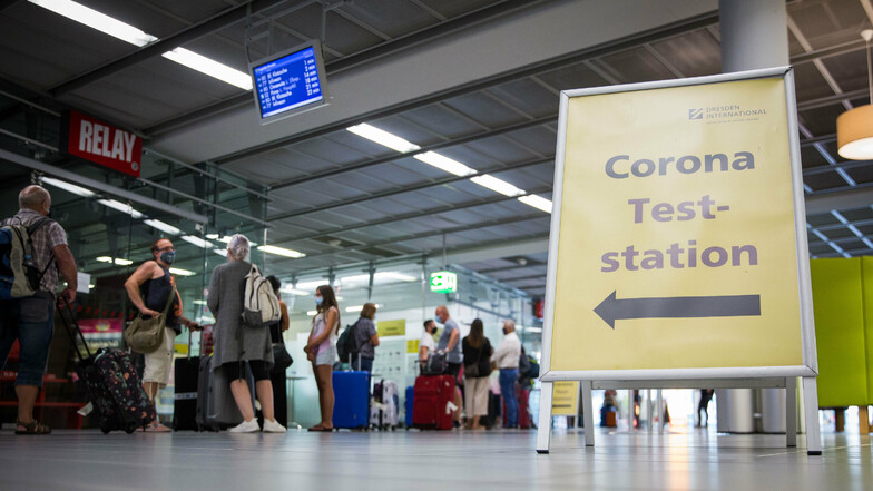 Urlauber, die aus Mallorca zurückkehrten, mussten sich am Flughafen Dresden auf das Coronavirus testen lassen. Das gilt auch weiterhin.