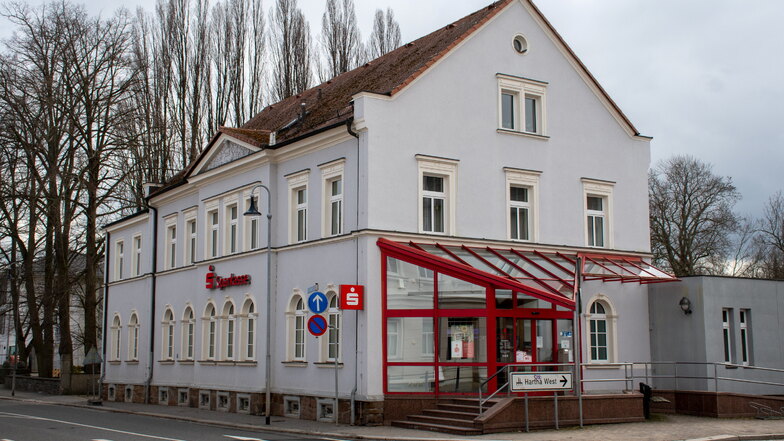 Die Sparkasse-Filiale in Hartha wird für 1,4 Millionen Euro von Mai bis November 2021 umgebaut und saniert.