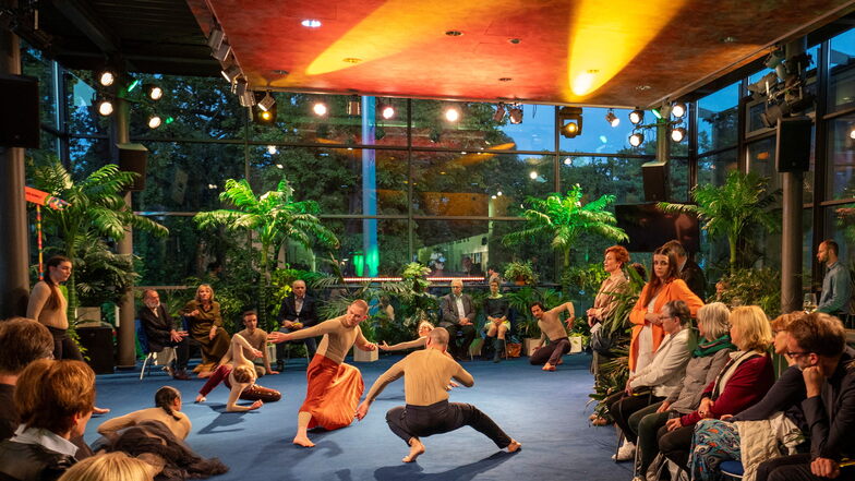 Gleichzeitig zu "Atmen" wurde im Glashaus das Tanzprojekt Körpersaiten von Natalie Wagner aufgeführt - nur zwei von insgesamt vier verschiedenen Stücken, zwischen denen sich Gäste für den Auftakt des Abends entscheiden konnten.