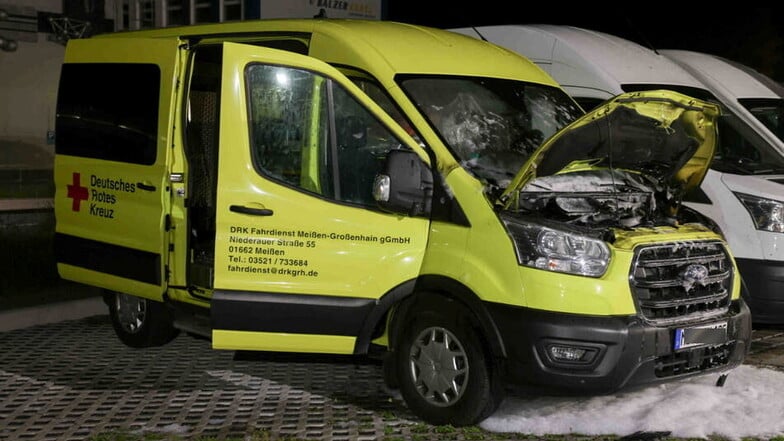 Dieses Fahrzeug eines Rettungsdienstes in Meißen war eines der Ziele der Brandstifter. Es entstand Totalschaden.