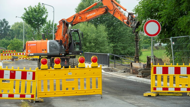 Die Mülbitzer Straße, hier bei Bauarbeiten zu einem früheren Zeitpunkt, soll am Freitagnachmittag wieder für den Verkehr freigegeben werden.