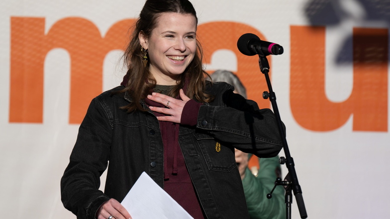 Klima-Aktivistin Luisa Neubauer auf der Bühne vor der Frauenkirche.