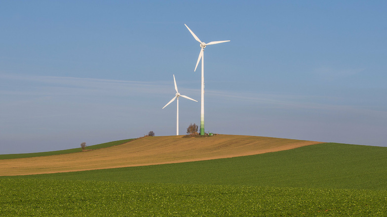 Zwei Windkraftanlagen bei Stolpen: Der neue Regionalplan sieht 16 Vorranggebiete für Windkraft vor.