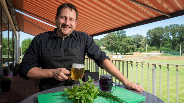 Marcus Weber vom Sportcasino in Weinböhla mit Bier, Kräutern vom Hochbeet und Fan-Brause auf der Terrasse.