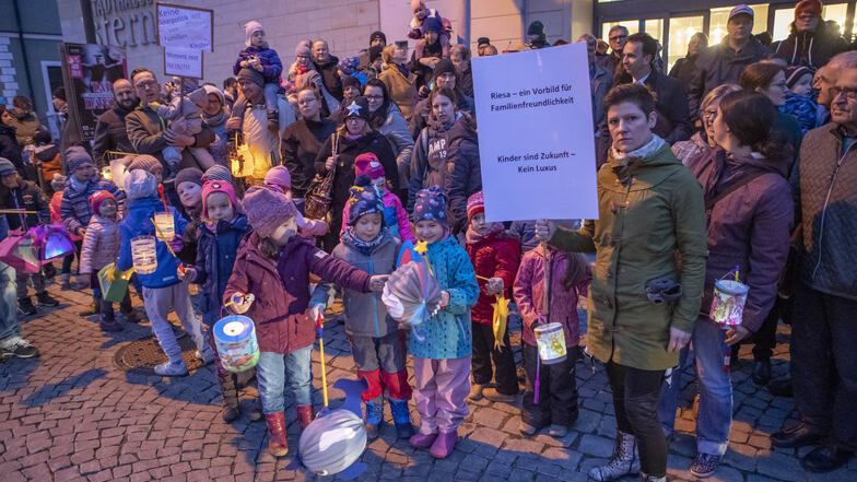 13. November: Vor dem Riesaer "Stern" demonstrierten Eltern und Kinder gegen Beitragserhöhungen.