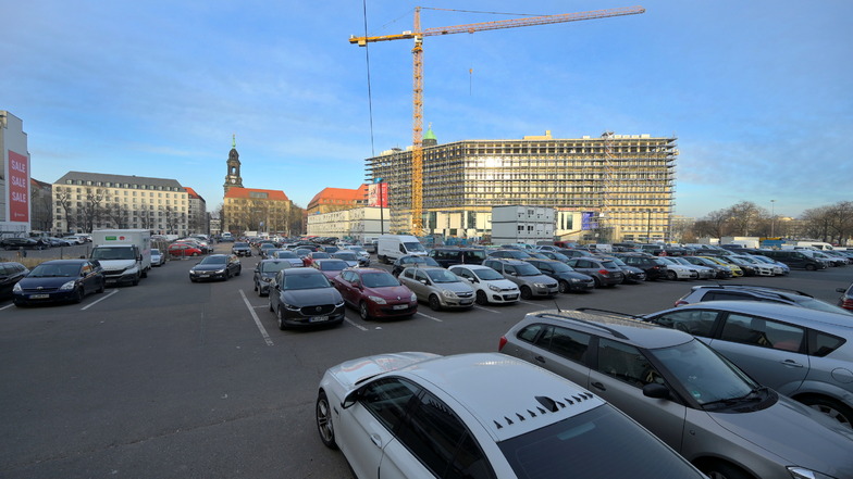 Noch stehen hier vor allem Autos, doch der Name für den Platz vor dem Stadtforum in Dresden ist schon jetzt heftig umstritten.