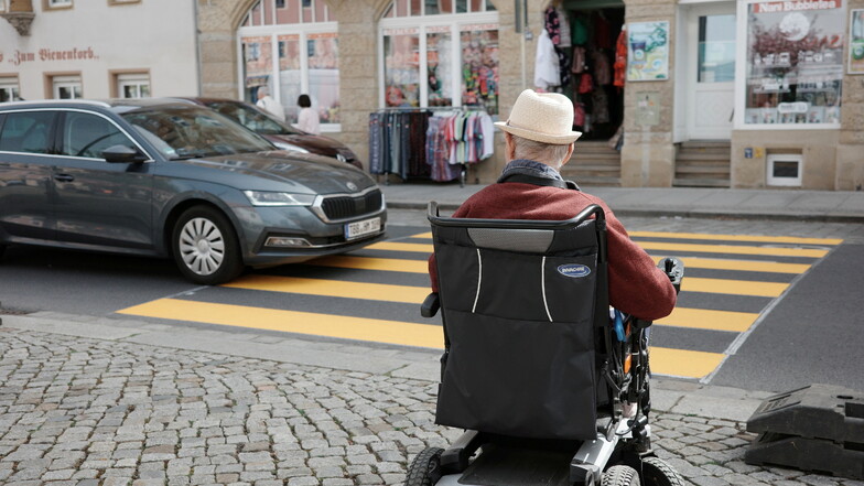 Der neue Behelfsübergang in der Meißner Neugasse braucht noch Rampen, um von Rollstuhlfahrern gefahrlos genutzt werden zu können.