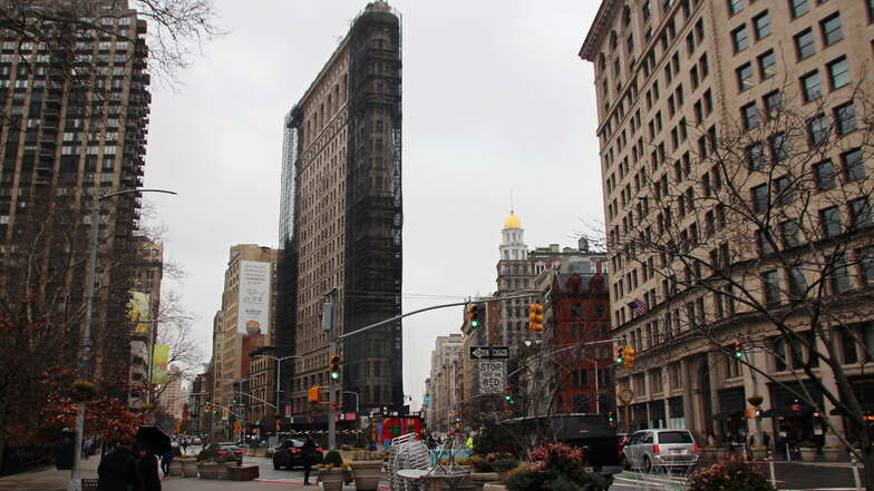 Das teilweise eingerüstete Flatiron Building in dem nach ihm benannten Flatiron District von Manhattan. Das dreieckige Haus gehört zu den beliebtesten Sehenswürdigkeiten von New York