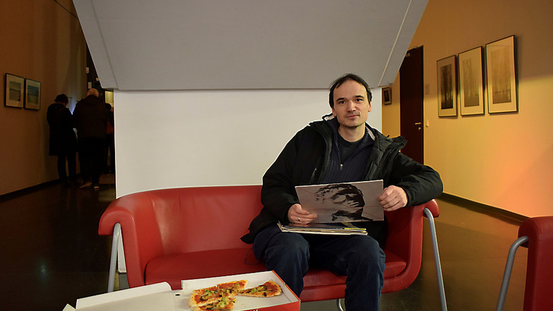 Peter Karich präsentiert sein Konzept des Programmierclubs mit Platte und Pizza.