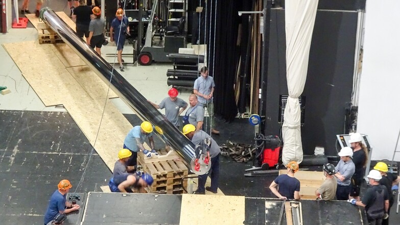 Hier ist die lange Stange der Bühnenmaschinerie am 11. Juli gerade aus der Bühnengrube gehoben worden.