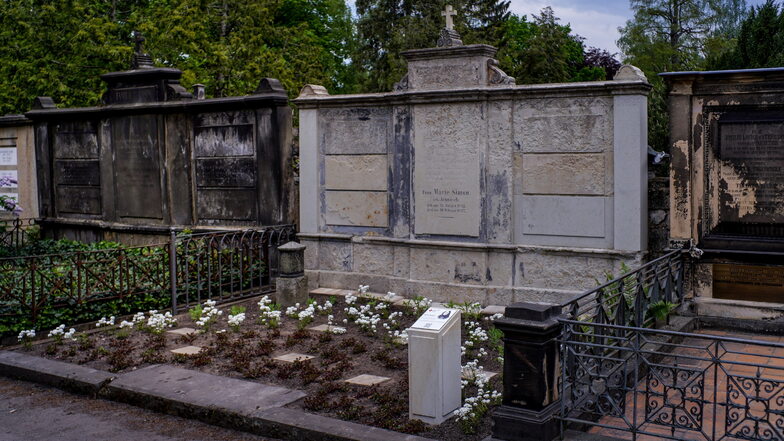 Das lange unbekannte Grab von Marie Simon auf dem Trinitatisfriedhof konnte dank vieler Unterstützer erneuert werden.