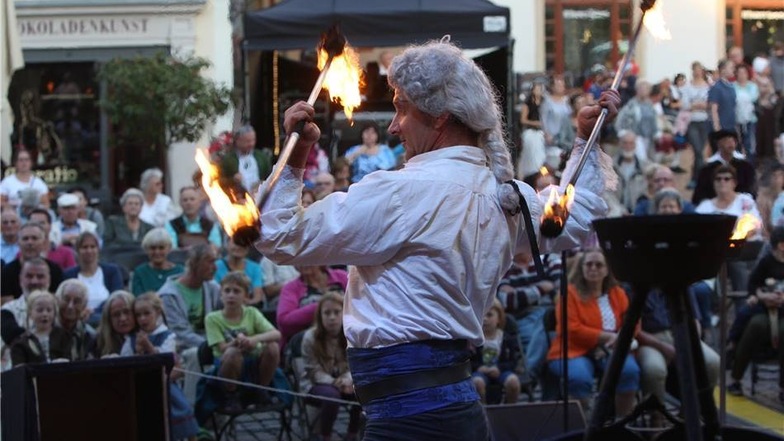 Spektakuläre Feuershow mit dem Artisten-Duett „Inflammati“ in eine Welt barocker Tanzelemente, filigraner Feuerjonglagen und pyrotechnischem Zauber.