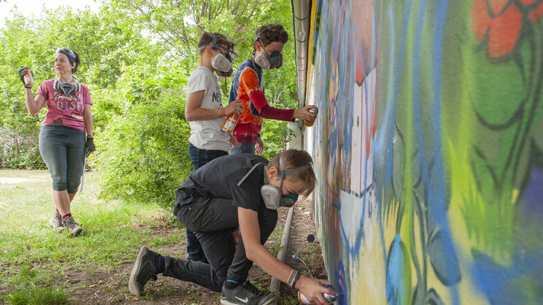 Die Graffiti-Sprayer gestalten eine Wand am Spielplatz im Preuskerviertel: hier Andrea Kotztin und Jarin, Halgrim und Julian aus Meißen.