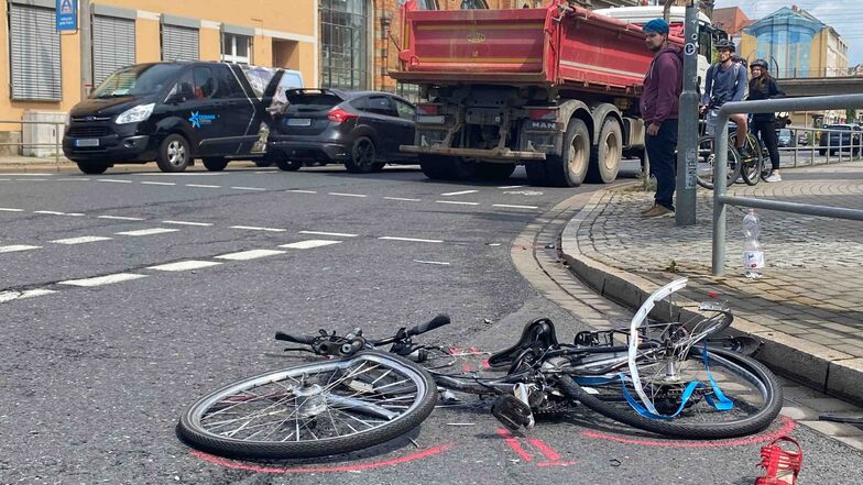 Zu einem schweren Verkehrsunfall kam es am Freitagnachmittag an der Kreuzung Schweriner Straße/Weißeritzstraße in Dresden.