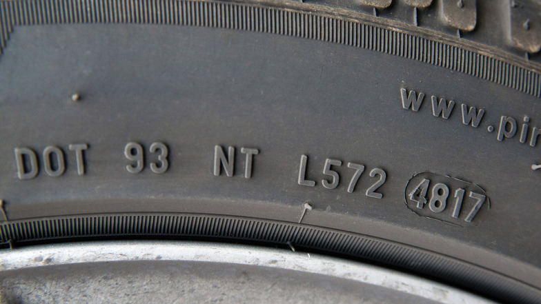 Wie alt sind die Reifen? Der vierstellige Zahlencode am Ende der sogenannten DOT-Nummer gibt darüber Aufschluss. Dieser Pneu wurde in der 48. Kalenderwoche des Jahres 2017 hergestellt.