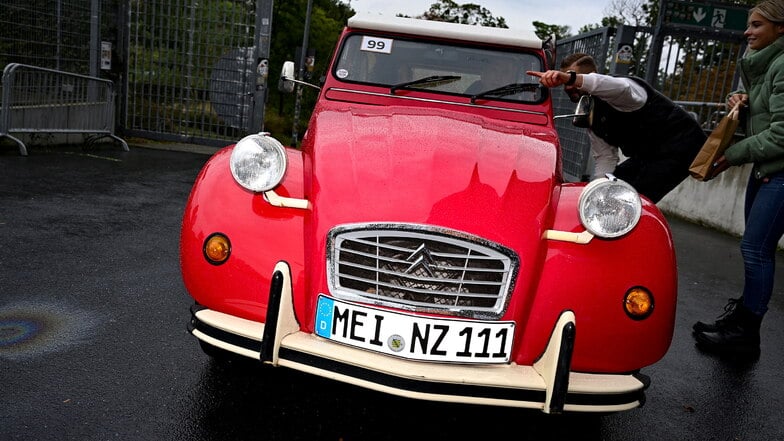 Citroën 2CV6, Baujahr 1975 mit Fahrer Mathias Rühle und Beifahrerin Silke Rühle