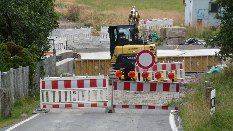 Im August waren die Bauarbeiten an der Brücke noch im vollen Gange. Inzwischen ist schon der neue Teer aufgetragen worden.