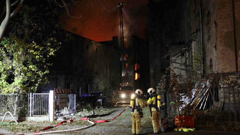 Die frühere Malzfabrik im Dresdner Osten steht seit Anfang der 1990er Jahre leer. Am Donnerstagmorgen brach dort aus bisher unbekannter Ursache ein Brand aus.
