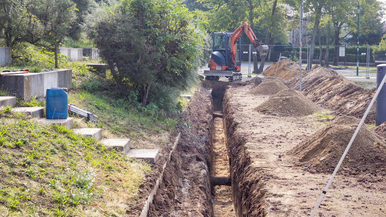 Der neue Regenwasserkanal verläuft nun vor dem Wall. Dadurch wird das Regenwasser vom Gebäude ferngehalten. Die Leitung wird an das noch intakte System auf der anderen Seite angeschlossen.