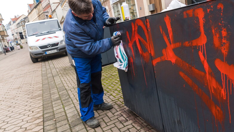 Riesa: Stadtreiniger entfernen Graffiti am Boulevard