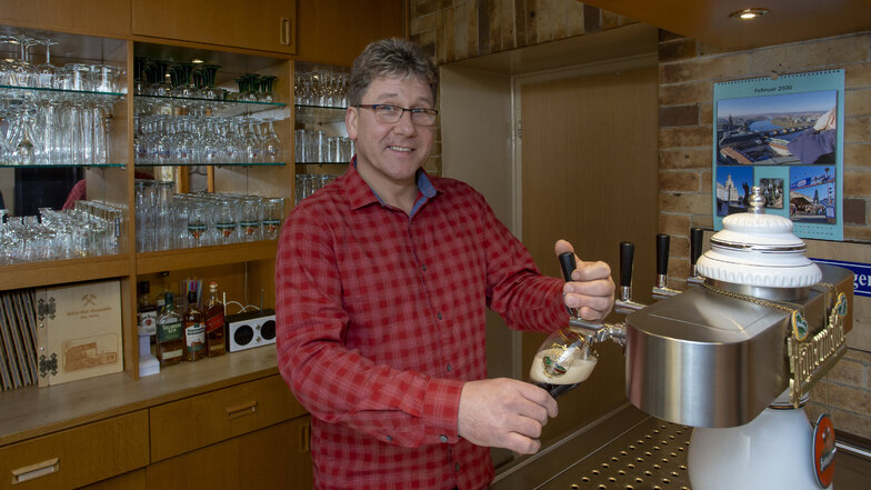 Andreas Meiling lässt am Tresen in der Glück-Auf Gaststätte ein Bier ein. Seit zehn Jahren ist er einer der beiden Geschäftsführer.