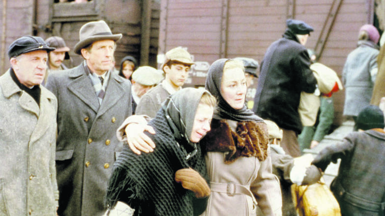 Auf dem Weg in den Tod: Josef Weiss (Fritz Weaver, 2. v. l.) und seine Frau Berta (Rosemary Harris, mit Pelzkragen) werden zusammen mit anderen Juden deportiert.