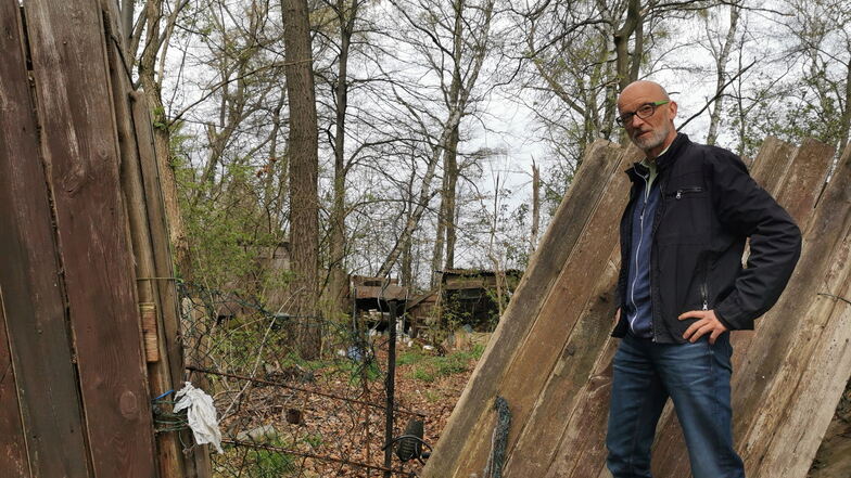 Uwe Mittrach entdeckte bei einem Spaziergang mit seinem Enkel diese wild bebaute "Müllecke" in einem Waldstückchen von Kamenz-Bernbruch. Er fragt: Ist so etwas eigentlich erlaubt?