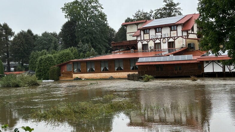 Das Hotel "Pstrag" in Tylice bei Zgorzelec ist von der Czerwone Woda umtost.