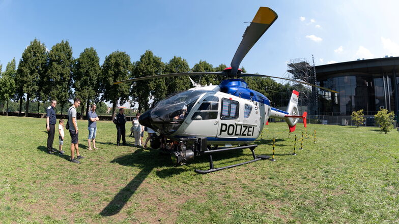 Auch ein Hubschrauber der Polizei kann auf der Wiese hinter dem Landtag besichtigt werden.