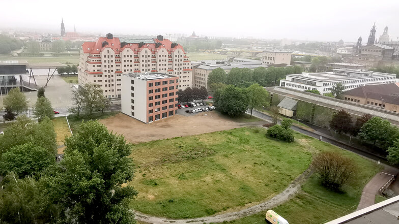 Auf der Grünfläche an der Kleinen Packhofstraße soll das Behördenzentrum entstehen.