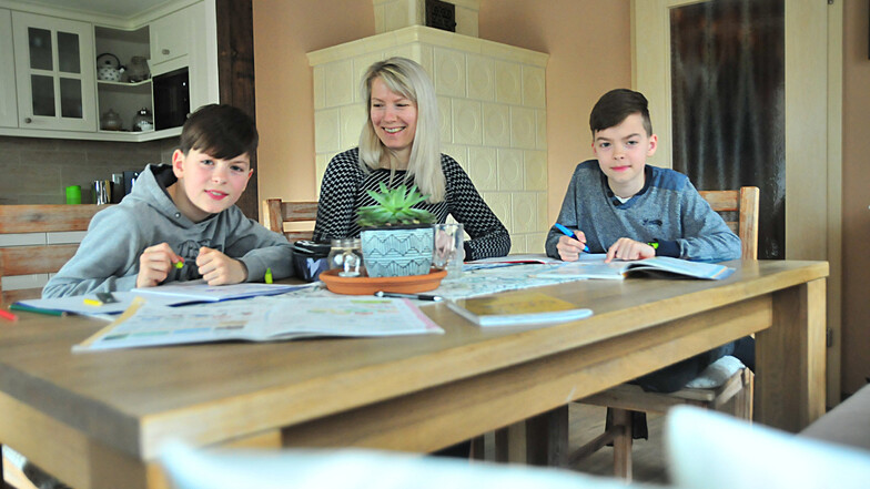 Auch für Familie Schopies aus Priestewitz ist es eine besondere Zeit. Mama Yvonne mit ihren Söhnen Cedric und Sander beim Lernen am Küchentisch.