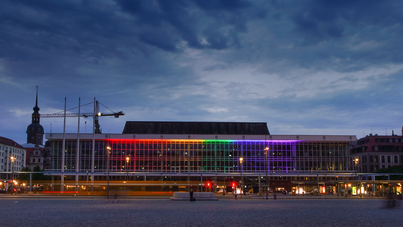 Der Kulturpalast hat am Sonnabend anlässlich des Christopher Street Days in Regenbogenfarben geleuchtet.