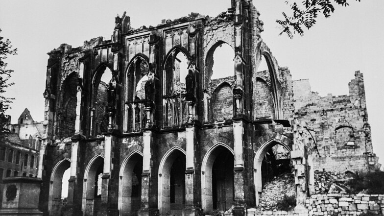 Nach den Bombardements 1945 war die Kreuzschule nur noch eine Ruine.