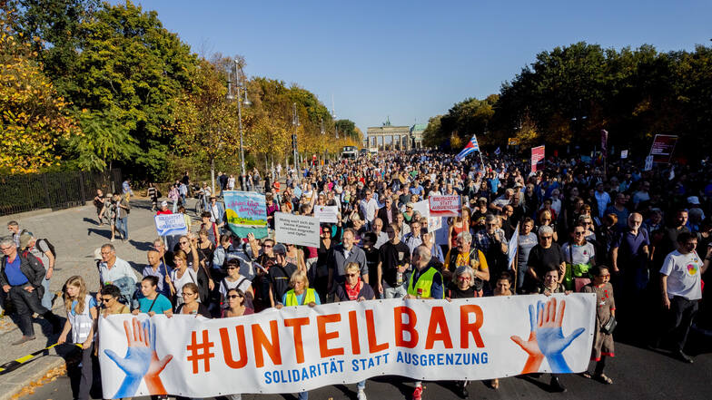 Tausende Menschen beteiligten sich an der Unteilbar-Demo in Berlin. An der Demonstration in Dresden nimmt am 24. August auch die Volkssolidarität teil.