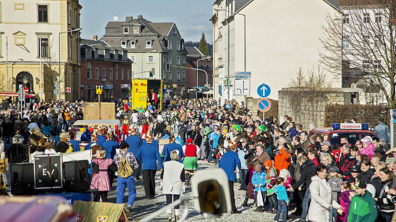 Am Sonntag gehört Freitals Hauptverkehrsstraße den Karnevalisten.
