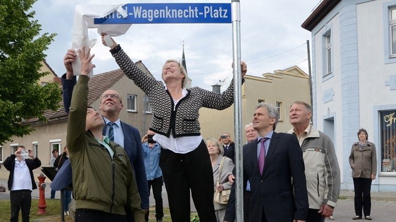 Die Namenstafel auf dem Alfred Wagenknecht Platz wurde im Rahmen der Feierstunde am Freitagabend durch die Bürgermeisterin Heiko Böhm sowie die Stadträte in Rothenburg enthüllt. Foto: Rolf Ullmann