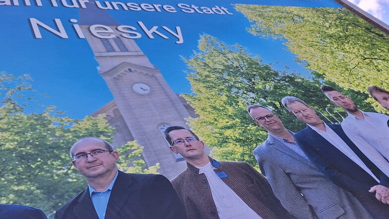 Wahlplakat der AfD in Niesky: Thomas Christgen (2. v. li.) will in den Stadtrat. Der Mann hat eine rechte Vergangenheit - womöglich auch Gegenwart.