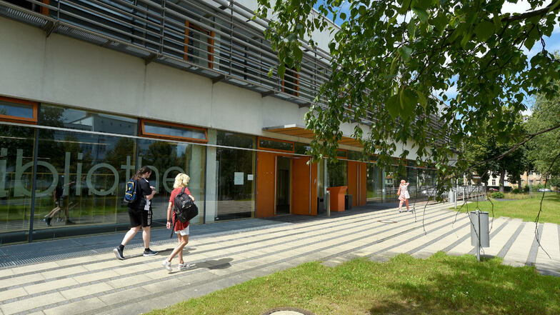 Das Gebäude von Mensa und Bibliothek auf dem Hochschulcampus in Zittau.