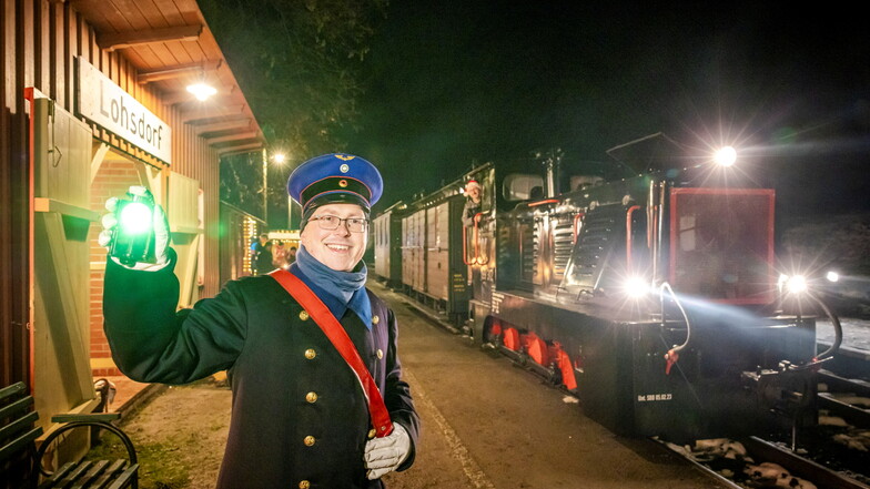 Abfahrt für den Lohsdorfer Weihnachtszug: Zugführer Michael Funke vom Lohsdorfer Verein Schwarzbachbahn gibt das Signal.