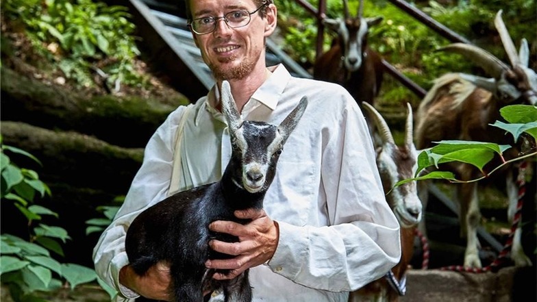 Auf der Wanderungen gibt es viel Wissenswertes rund um die vom Aussterben bedrohten Waldziegen zu erfahren. Bild unten rechts: Ziegenhirte Patu Radfeld mit Lamm „Blacky“.